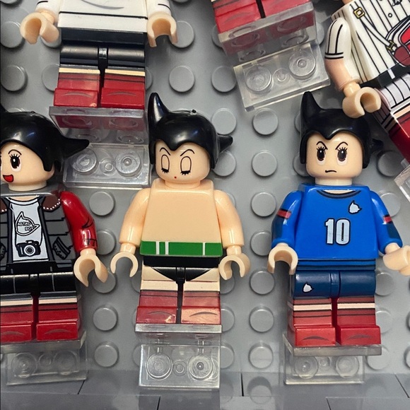 LEGO Display Shelf with Minifigures - Gray and Red - Picture 11 of 16